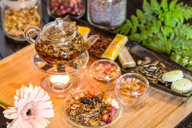 TRÀ CUNG ĐÌNH HUẾ ĐƯỢC PHA TRONG ẤM SỨ TRUYỀN THỐNG TỎA HƯƠNG THƠM DỊU